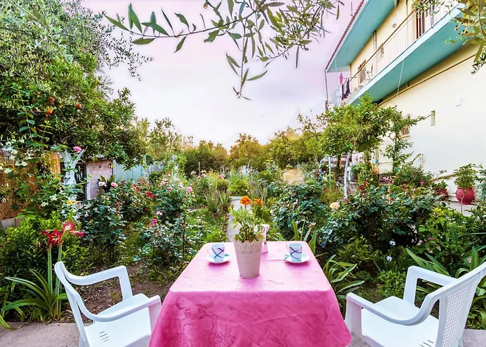Summer Rose Garden Getaway - A Step To The Beach