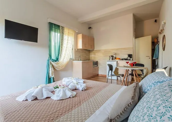 Summer Rose Garden Getaway - A Step To The Beach