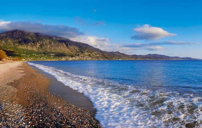 Summer Rose Garden Getaway - A Step To The Holiday home