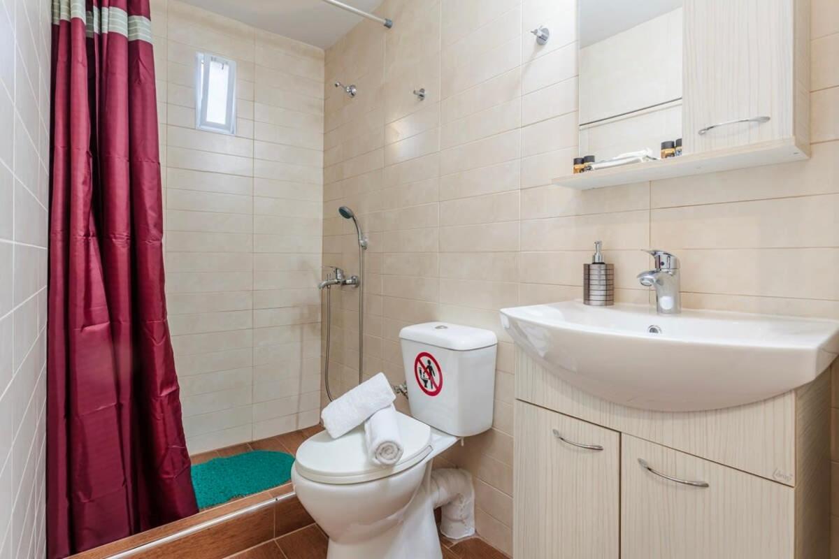 Holiday home Summer Rose Garden Getaway - A Step To The Kalamata