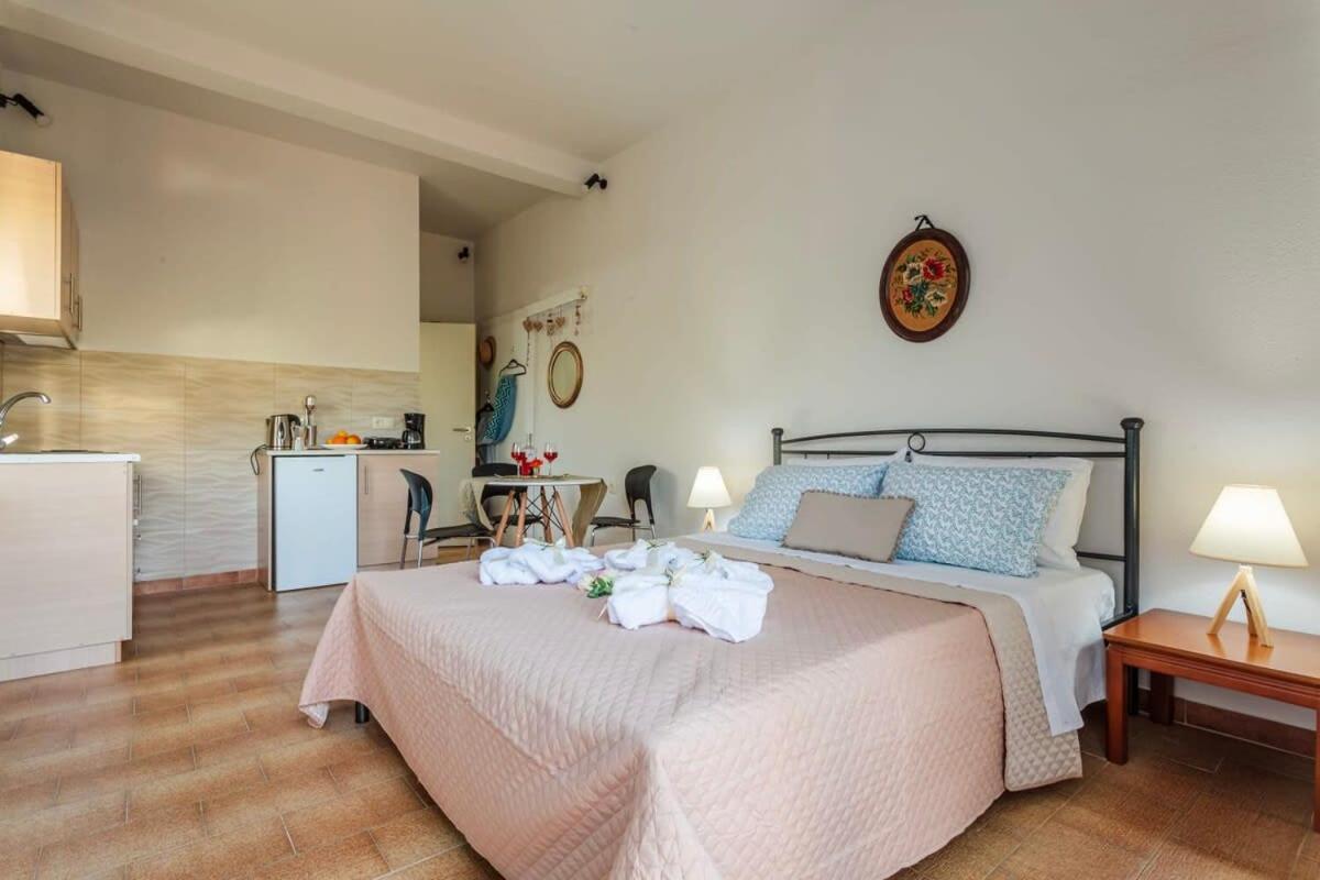 Summer Rose Garden Getaway - A Step To The Holiday home *