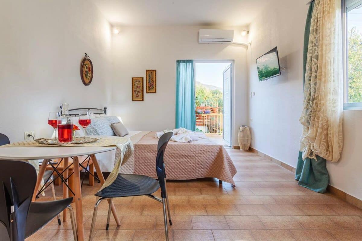 Holiday home Summer Rose Garden Getaway - A Step To The Kalamata