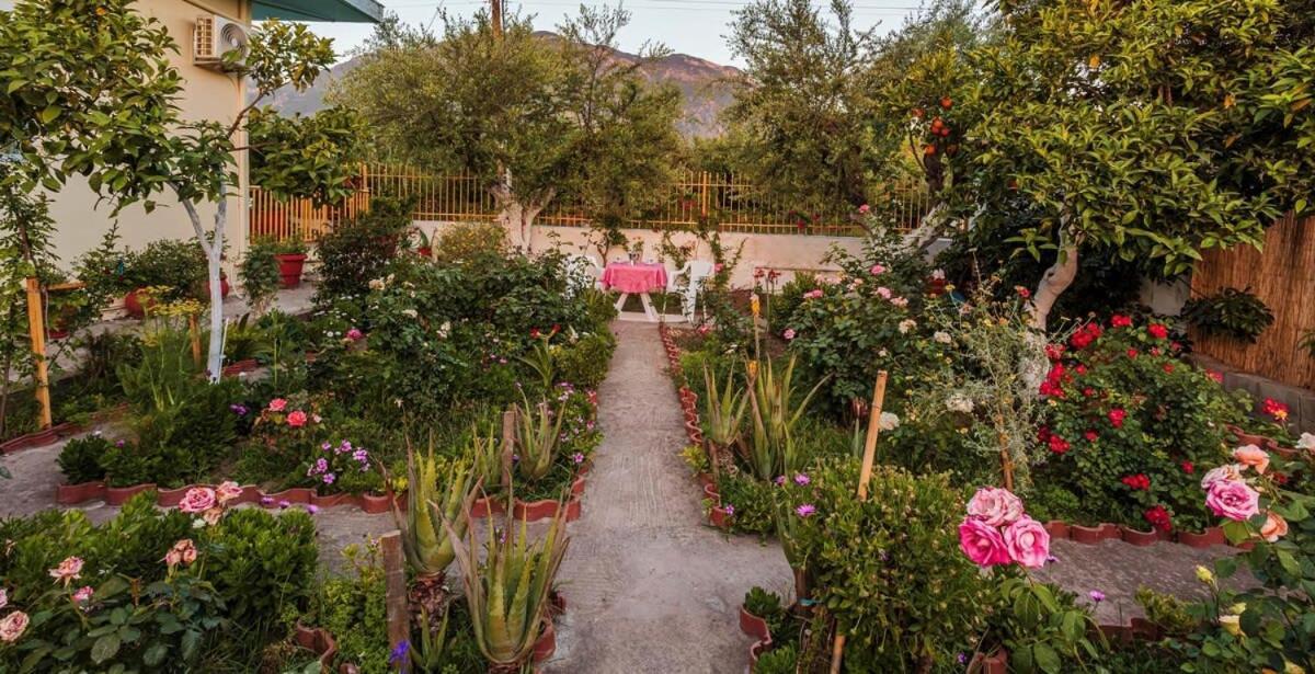 Summer Rose Garden Getaway - A Step To The * Kalamata