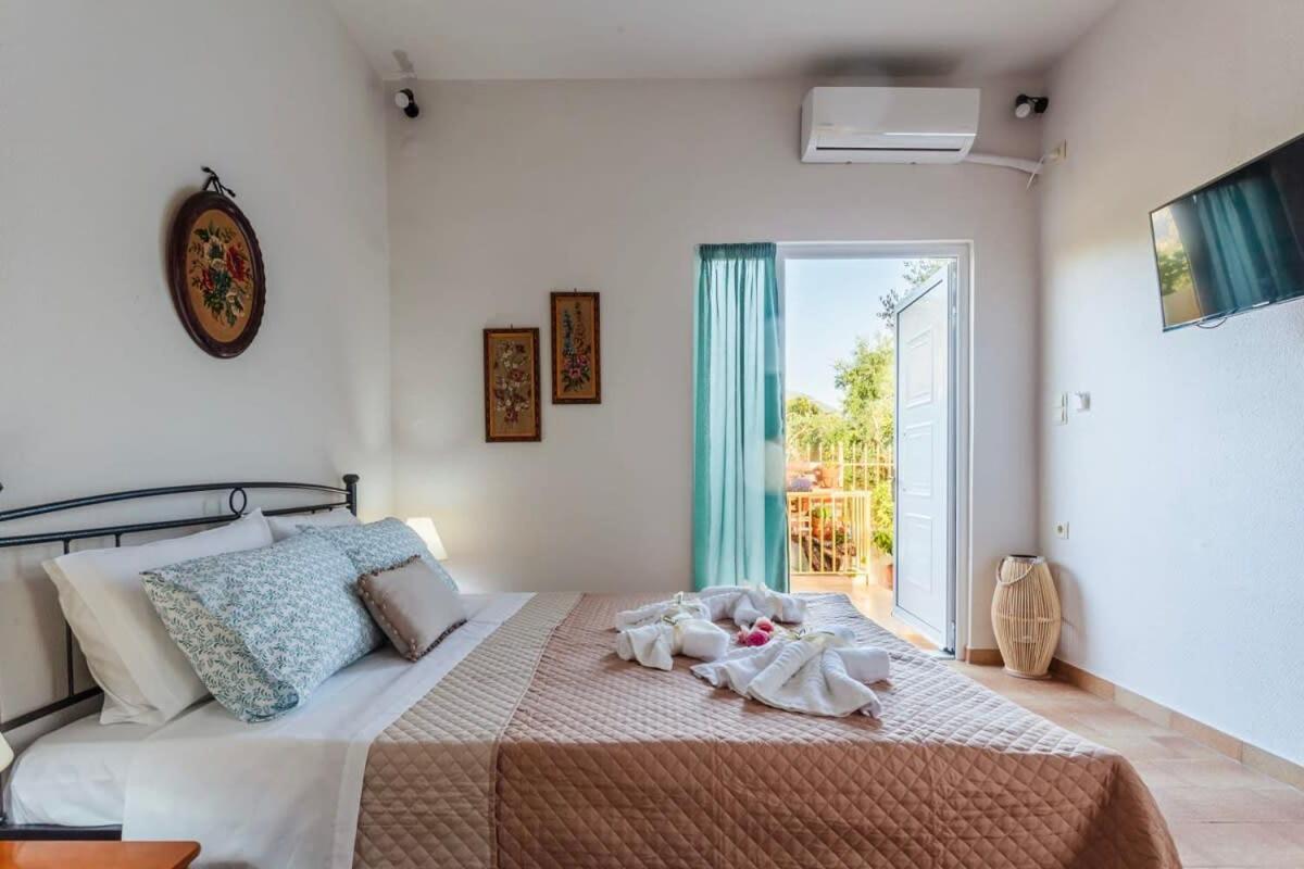 Summer Rose Garden Getaway - A Step To The Holiday home Kalamata