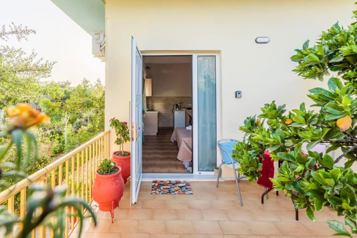 Summer Rose Garden Getaway - A Step To The Holiday home *
