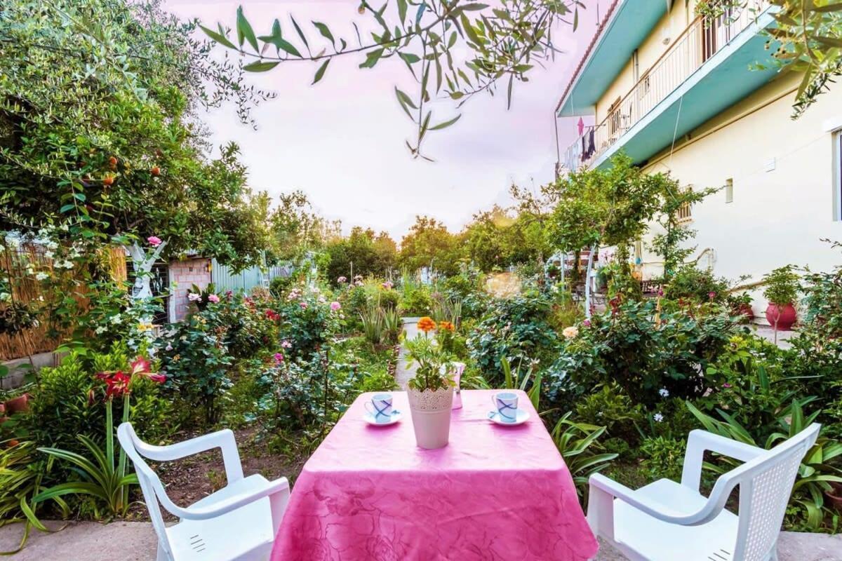 Summer Rose Garden Getaway - A Step To The Holiday home Kalamata