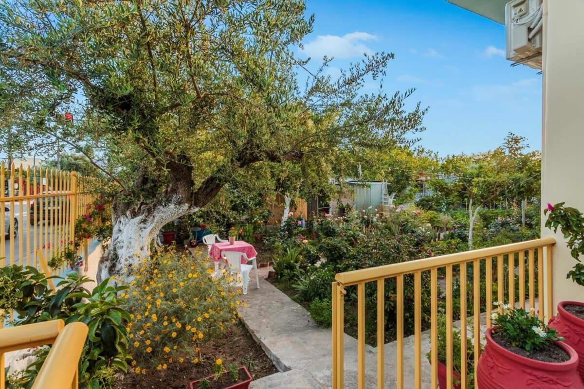 Summer Rose Garden Getaway - A Step To The * Kalamata